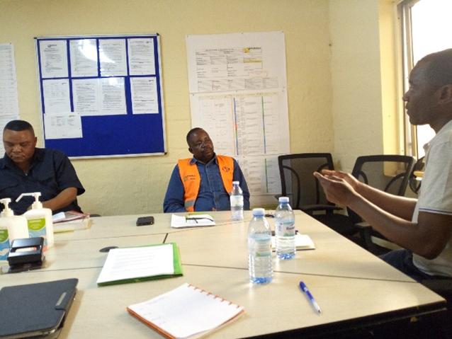 Franck Fwamba avec le Directeur JP Mbuliyo et le directeur adjoint Obote de KGM